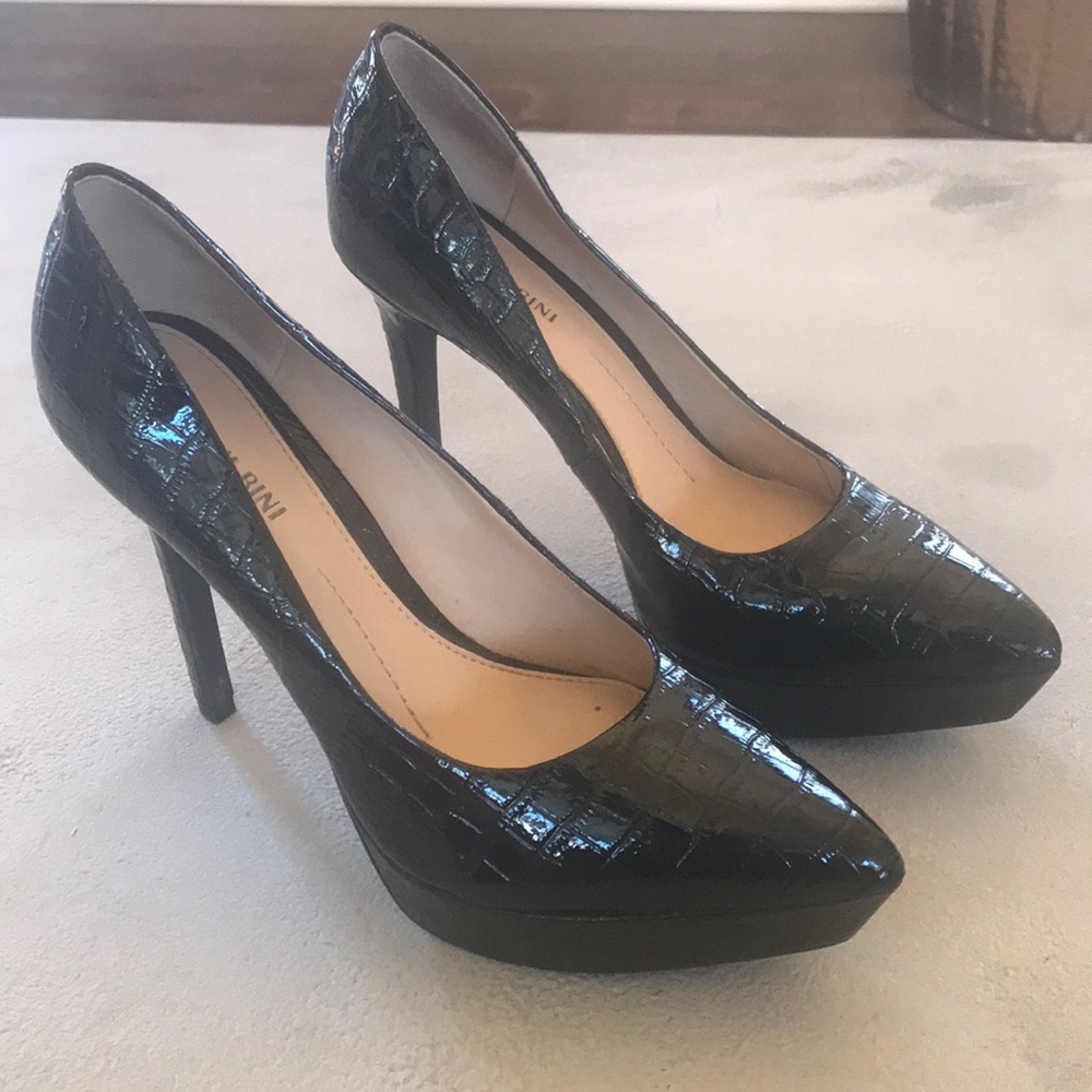 Gianni Bini Black Snakeskin pumps